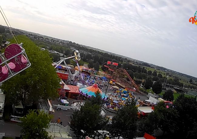 Op grote hoogte zweven boven de Osse Kermis