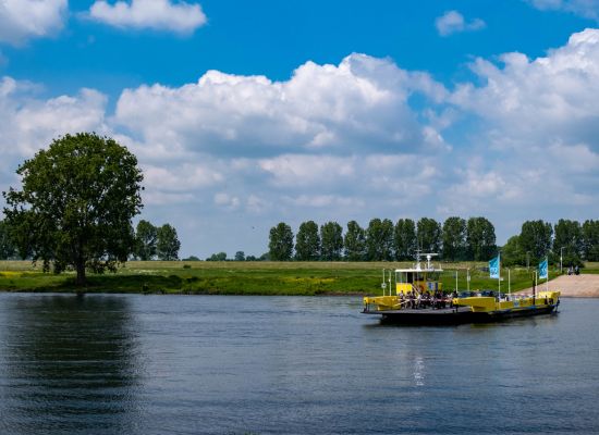 Pontjesdagen, lekker zigzaggend over de Maas