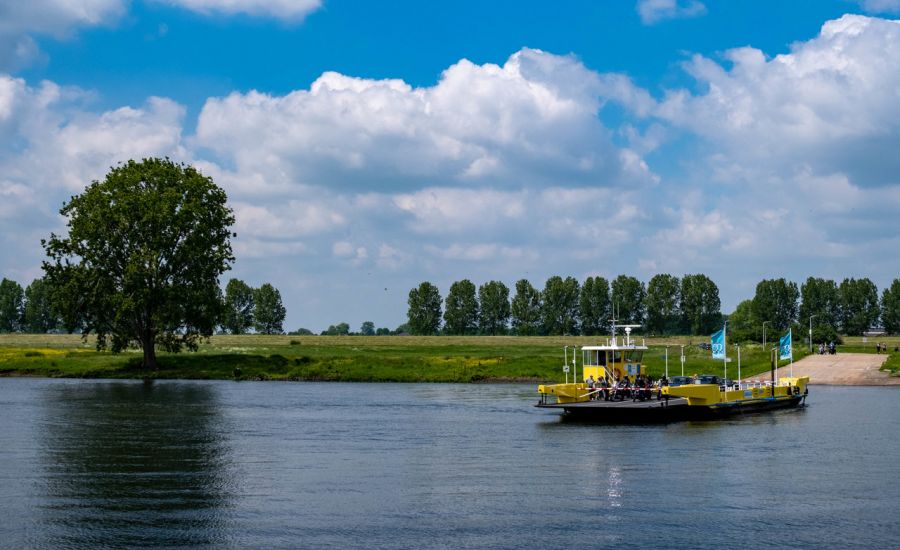 Pontjesdagen, lekker zigzaggend over de Maas