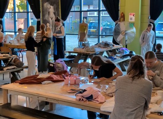 Jonge meiden aan de slag met upcycling tijdens fashion 2-daagse